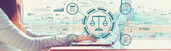 Juridisk rådgivning koncept med kvinna som arbetar på en bärbar dator — Stockfoto