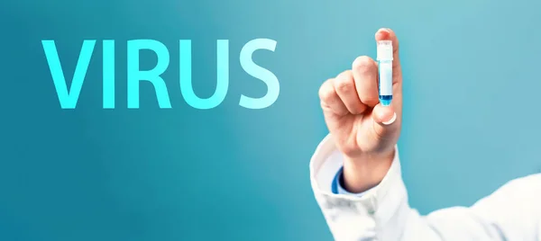 Virus tema med en läkare som håller en laboratorium injektionsflaska — Stockfoto