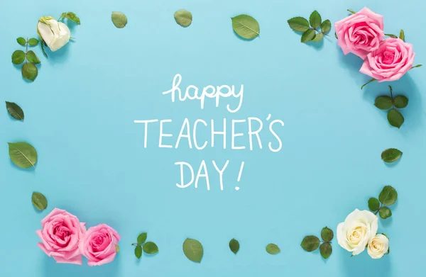 Послание ко Дню учителя с розами и листьями — стоковое фото