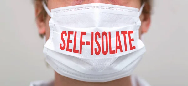 Тема самоизоляции с человеком в защитной маске для лица — стоковое фото