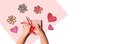 Küçük çocuk hediye kutusu yapıyor.