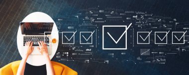 Dizüstü bilgisayar kullanan kişi ile denetim listesi kavramı