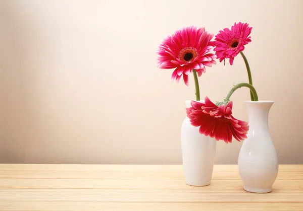 Gerbera blüht in einer weißen Vase — Stockfoto