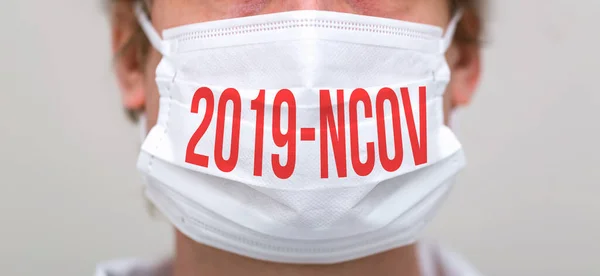 2019-NCOV θέμα με πρόσωπο που φοράει προστατευτική μάσκα προσώπου — Φωτογραφία Αρχείου