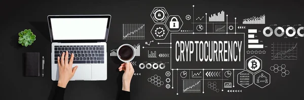 Tema criptovaluta con persona che utilizza il computer portatile — Foto Stock