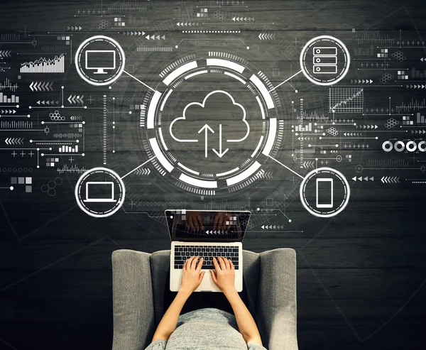 Cloud computing s osobou používající notebook — Stock fotografie