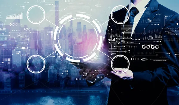 Elinde tablet olan bir iş adamıyla teknoloji çemberi.
