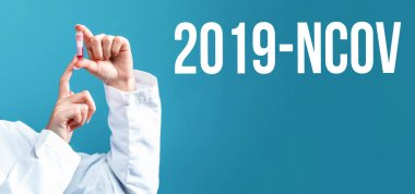 2019-NCOV temalı laboratuvar şişesi tutan bir doktor