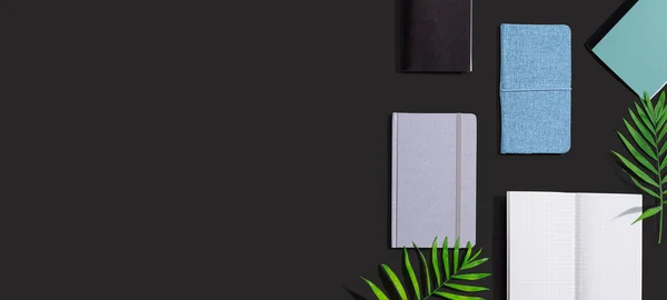 Збірка блокнотів з тропічним листям — стокове фото