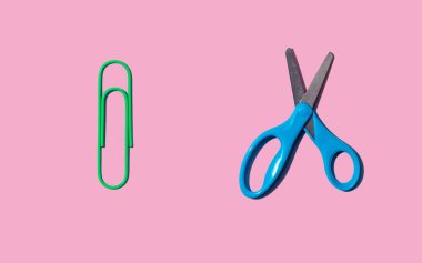 Makas ve düşen gölgeli bir klips.