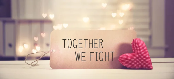 Juntos luchamos contra el mensaje con un corazón rojo — Foto de Stock