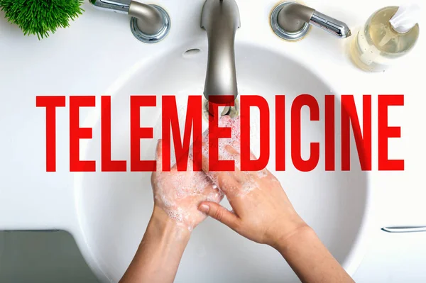 Tema telemedicina con persona che si lava le mani — Foto Stock