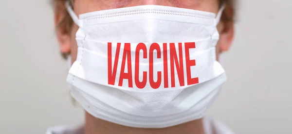 Tema de la vacuna con la persona que usa una mascarilla protectora — Foto de Stock