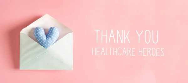 Merci Healthcare Heroes message avec un coussin cardiaque dans une enveloppe — Photo