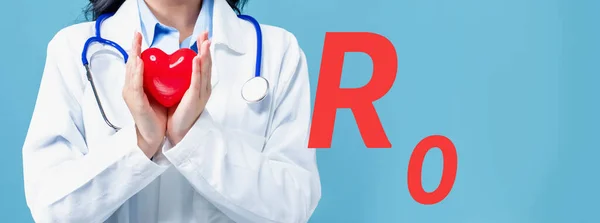Tema de R Nought con un médico sosteniendo un corazón — Foto de Stock