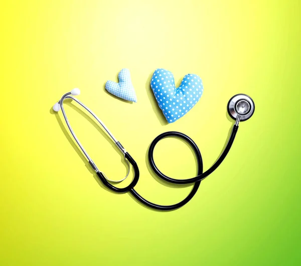 Тема вдячності медичного працівника з серцями та стетоскопом — стокове фото