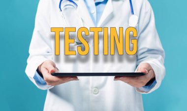 Tablet bilgisayar kullanan bir doktorla tema deneniyor