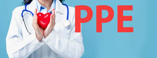 Tema PPE con un medico con un cuore in mano — Foto Stock