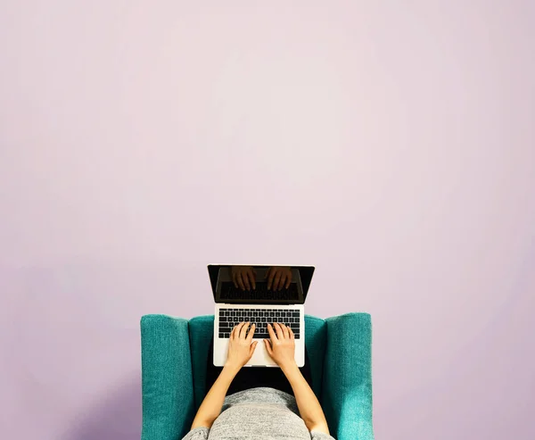 Mujer usando un ordenador portátil — Foto de Stock