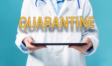 Tablet bilgisayar kullanan bir doktorla karantina teması
