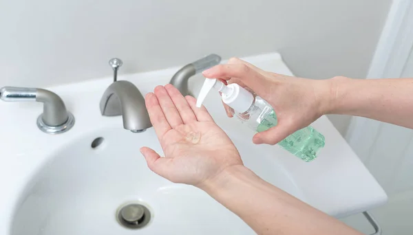 Людина миє руки з милом і водою — стокове фото