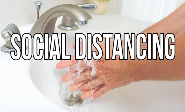 Θέμα κοινωνικής απόστασης με ένα άτομο να πλένει τα χέρια του — Φωτογραφία Αρχείου