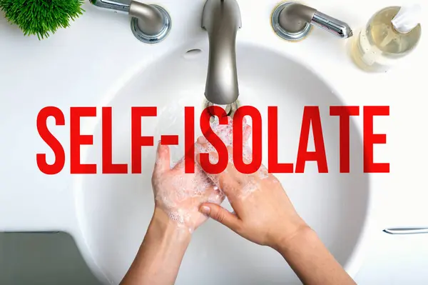 Тема самоизоляции, когда человек моет руки — стоковое фото