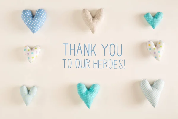 Dank u wel Onze Helden bericht met blauwe hartkussens — Stockfoto