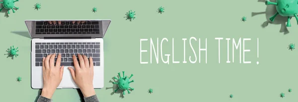 Engelsk tid tema med person som använder bärbar dator — Stockfoto