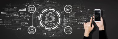 Akıllı telefon kullanan kişiyle parmak izi tarama temasıName