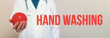 Bir tıp doktoruyla el yıkama teması