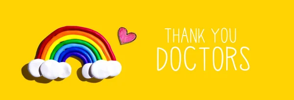 Köszönöm Orvosok üzenete szivárvánnyal és szívvel — Stock Fotó
