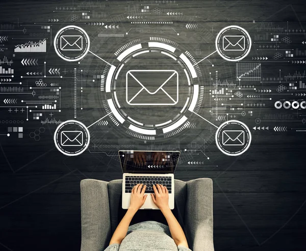 E-mail concept met persoon die een laptop gebruikt — Stockfoto