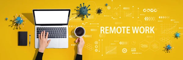 Remote Work tema med person som använder bärbar dator — Stockfoto