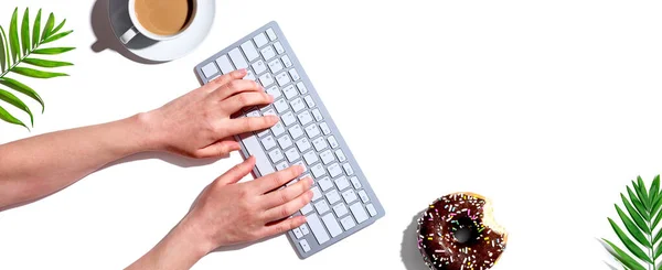 Femme utilisant un clavier d'ordinateur — Photo