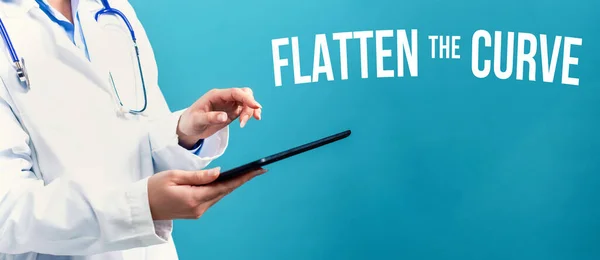 Aplatir le thème Curve avec un médecin à l'aide d'une tablette — Photo