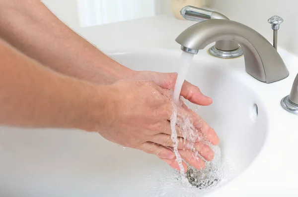 Persona che si lava le mani con acqua e sapone — Foto Stock