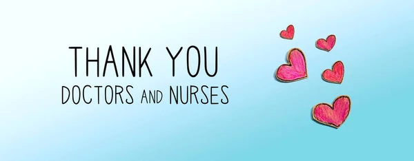 Teşekkürler doktorlar ve hemşireler. Kırmızı kalp çizimleri olan bir mesaj. — Stok fotoğraf