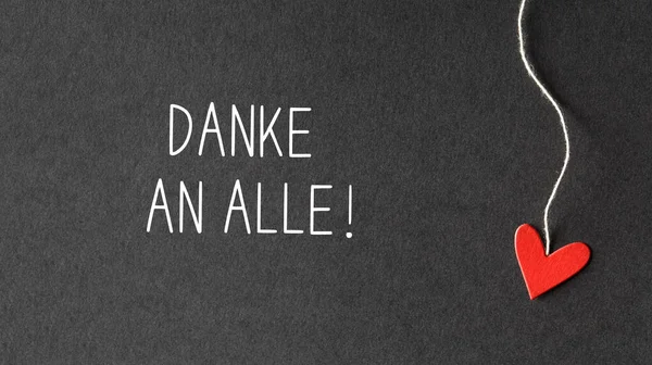 Дан - альє - Дякую всім вам німецькою мовою з паперовими серцями — стокове фото