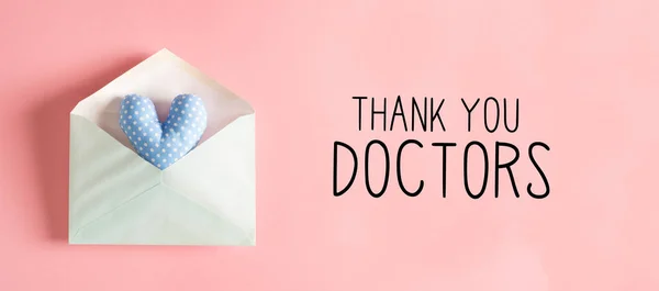 Teşekkür ederim doktor. Zarfın içinde kalp yastığı olan bir mesaj. — Stok fotoğraf