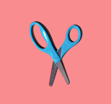 Yukarıdan düşen gölgeli makas