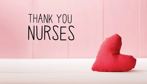 Merci infirmière message avec un coussin rouge coeur — Photo