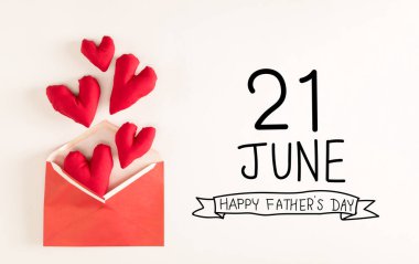 Kırmızı kalp yastıklarıyla Babalar Günü mesajı.