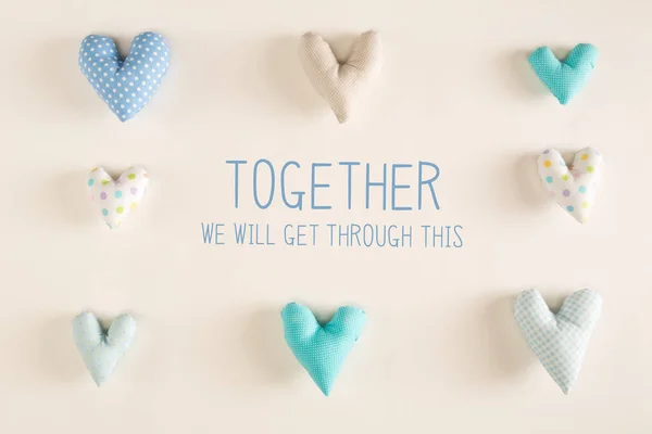 Birlikte bu mesajı mavi kalp yastıklarıyla atlatacağız. — Stok fotoğraf