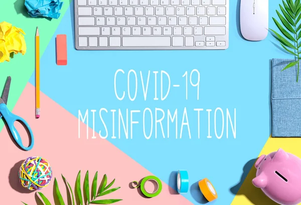 Covid-19 Misinformation tema med kontorsmaterial — Stockfoto