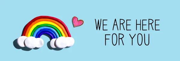 Estamos aquí para ti mensaje con arco iris y corazón — Foto de Stock