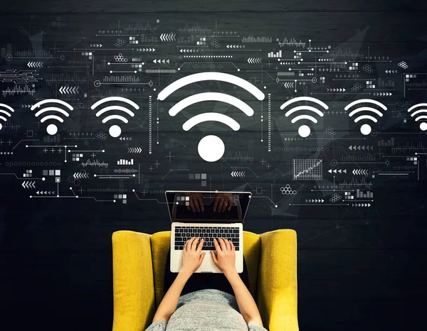 Tema Wifi com pessoa usando um laptop — Fotografia de Stock