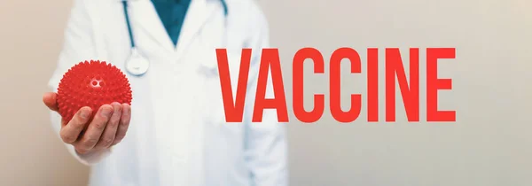 Тема вакцины с врачом — стоковое фото