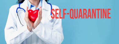 Kalp tutan bir doktorla kendini karantina teması