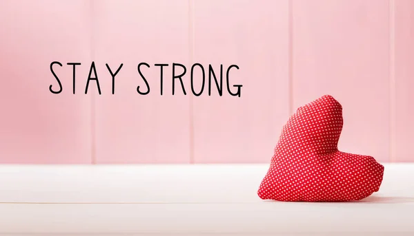 Rimani Messaggio forte con un cuscino rosso — Foto Stock